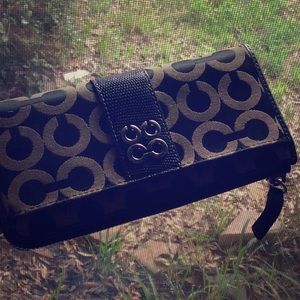 I’m selling a coach wallet
